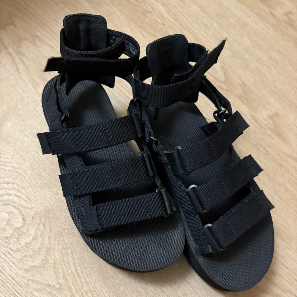 Teva Flatform Mevia Sandals